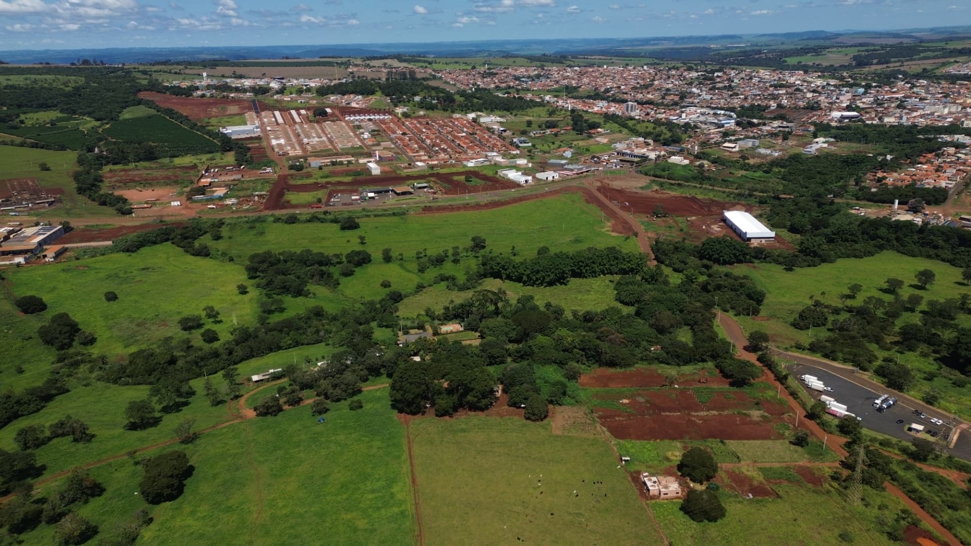 Vista aérea 02 — proximidade do loteamento com a malha urbana de Sacramento