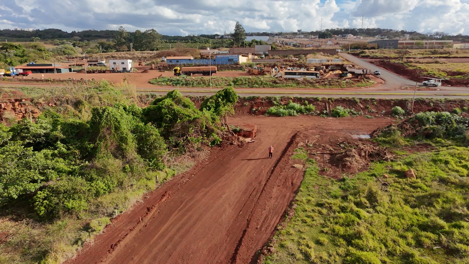 Acesso em implantação junto à área urbana de Sacramento