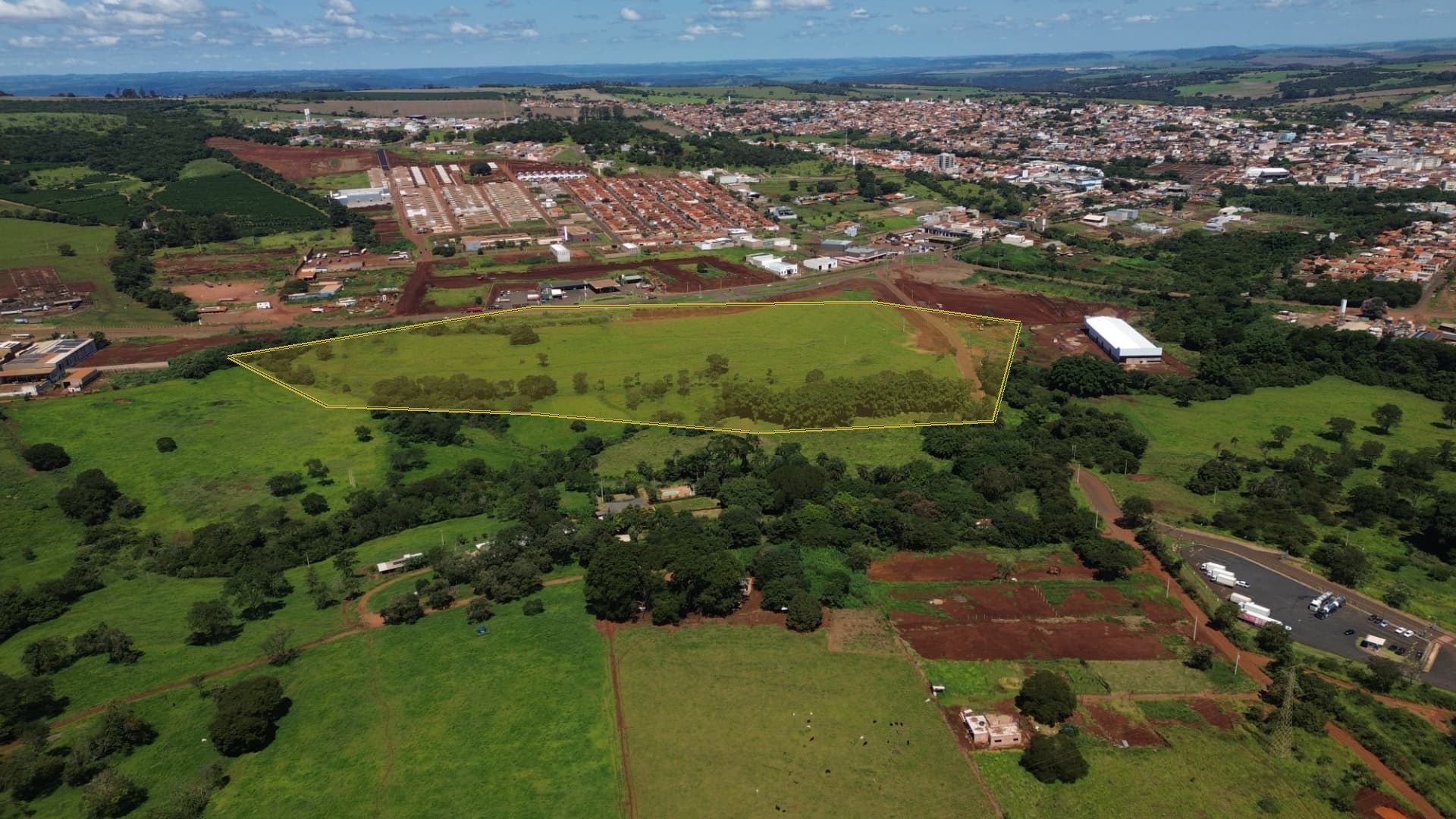 Foto aérea com a área do Parque das Flores destacada